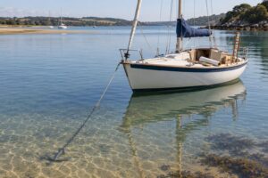 how to anchor a boat in a tidal current
