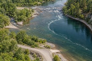 how to find a fishing spot on a new river